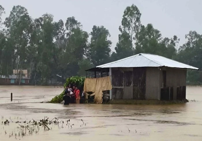 পানিবন্দী অধিকাংশ এলাকায় যোগাযোগ ব্যবস্থার কারণে পৌছানো যাচ্ছে না ত্রাণ